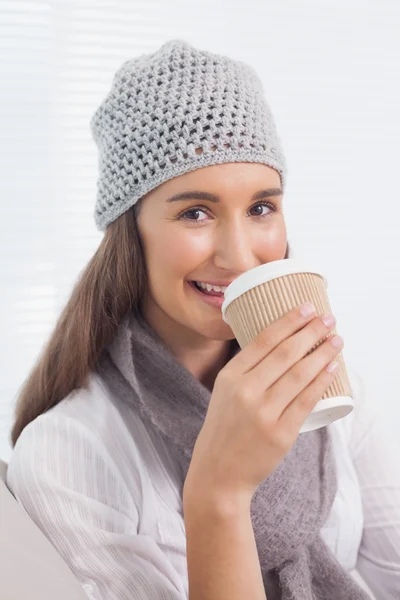 커피를 마시는 겨울 모자와 갈색 머리 웃 고 — 스톡 사진