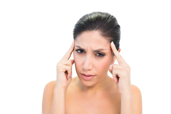 Brünette mit Kopfschmerzen, die ihre Schläfen berühren — Stockfoto