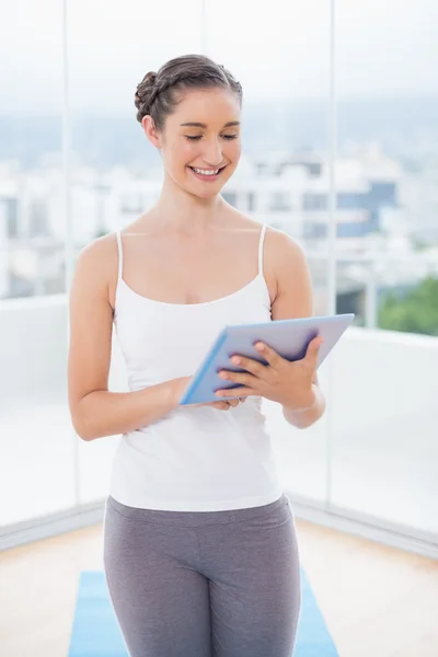 Szczęśliwy sportowy model przewijania na komputerze typu tablet — Zdjęcie stockowe