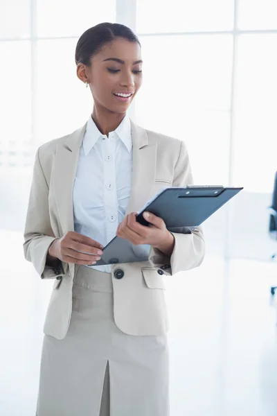 Heureuse élégante femme d'affaires tenant presse-papiers — Photo