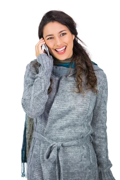 Uśmiechający się ładny brunetka noszenie ubrania zimowe na telefon — Zdjęcie stockowe