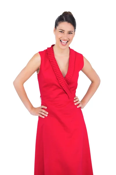 Modelo elegante feliz em vestido vermelho posando — Fotografia de Stock