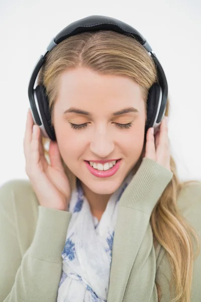 Gelukkig schattige blonde luisteren naar muziek — Stockfoto