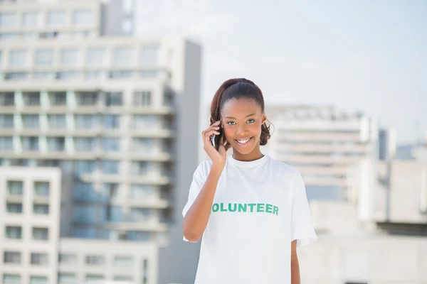 Femme altruiste gaie au téléphone — Photo