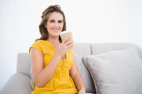 Femme souriante dans le salon — Photo