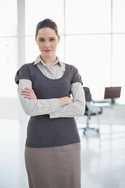 Femme d'affaires sérieuse posant — Photo