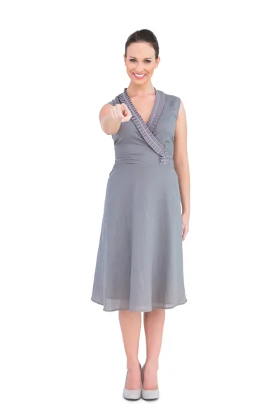 Elegante Brünette im edlen Kleid, die auf die Kamera zeigt — Stockfoto