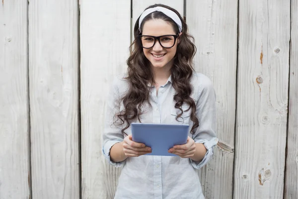 Mujer joven de moda con gafas con estilo utilizando tableta pc — Foto de Stock