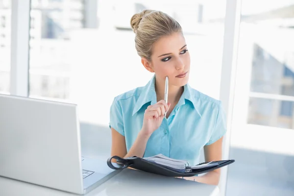 Doordachte goed geklede zakenvrouw schrijven op datebook — Stockfoto