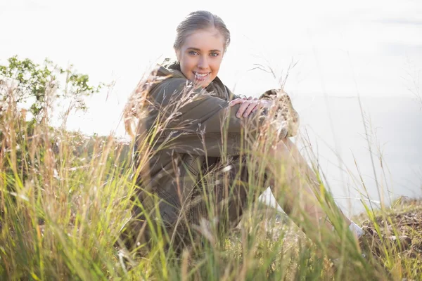 Frau sitzt im Gras — Stockfoto