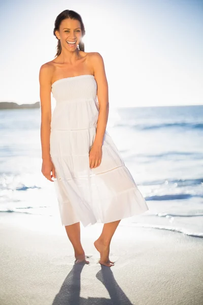 Donna sorridente a piedi nudi sulla spiaggia — Foto Stock