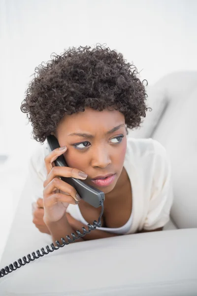 Frowning gorgeous brunette on the phone — Stock Photo, Image