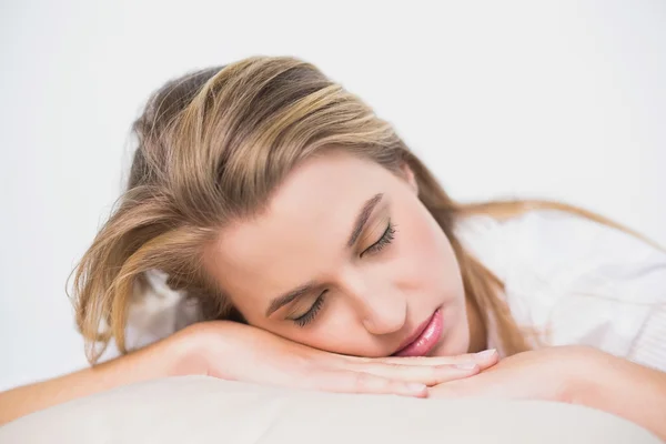 Hermosa modelo durmiendo en una cama acogedora — Foto de Stock