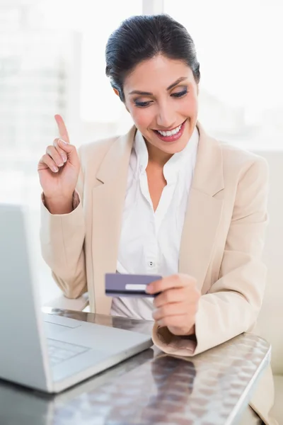 Zufriedene Geschäftsfrau, die mit Laptop und Zeigefinger online einkauft — Stockfoto