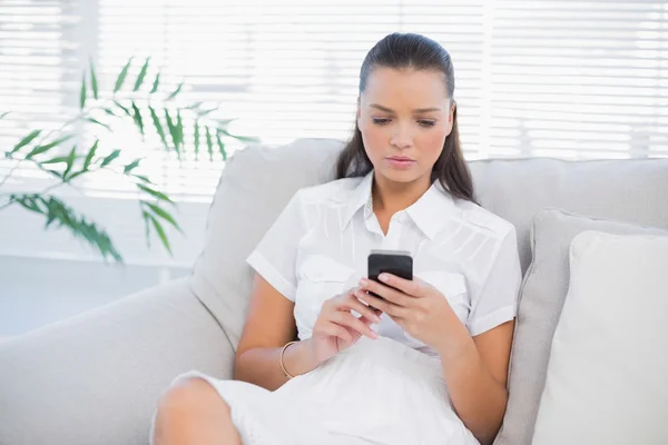 Het Overseinen van de tekst van vreedzame mooie vrouw — Stockfoto