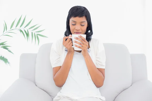 Naturale donna dai capelli neri in vestiti bianchi godendo di caffè — Foto Stock