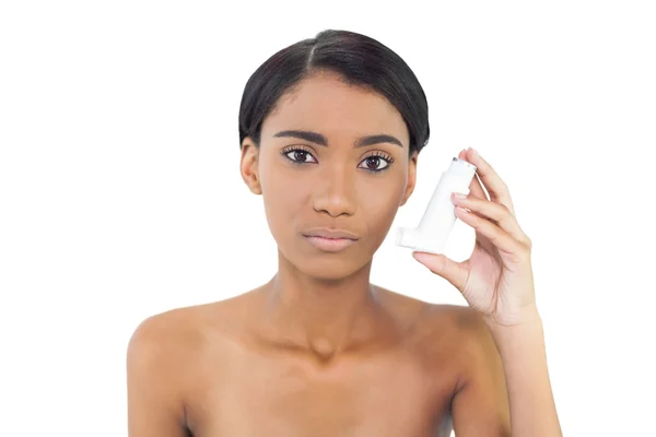 Pretty natural model holding asthma inhaler — Stock Photo, Image