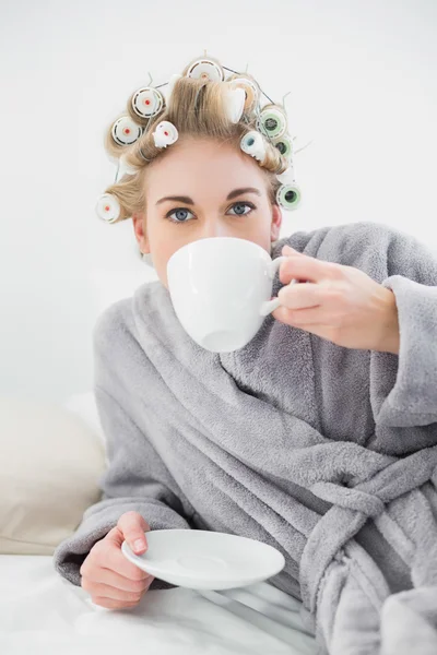 Sevimli sarışın kadın kahve keyfi saç curlers içinde — Stok fotoğraf