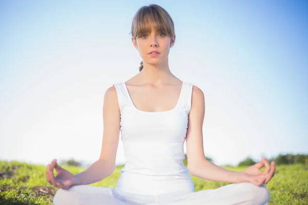 Natural young woman relaxing doing yoga — Stock Photo, Image