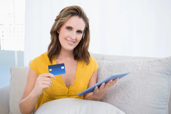 Красива жінка використовує свою кредитну картку, щоб купити онлайн — стокове фото