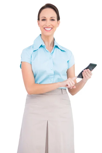 Sorrindo elegante empresária usando calculadora — Fotografia de Stock