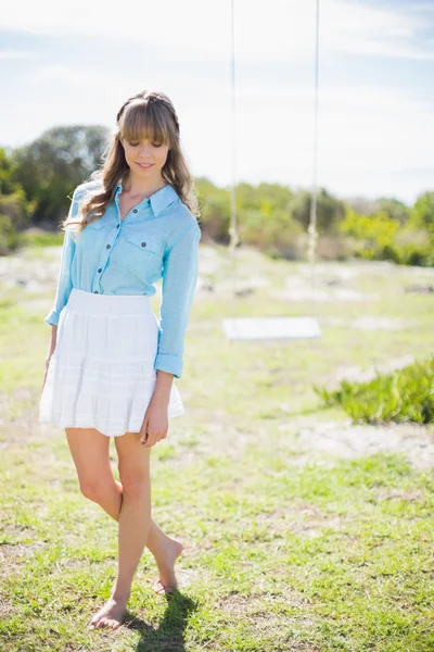 Lachende mooi model dragen van trendy kleding poseren buiten — Stockfoto