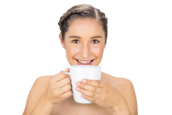 Smiling natural model drinking coffee — Stock Photo, Image