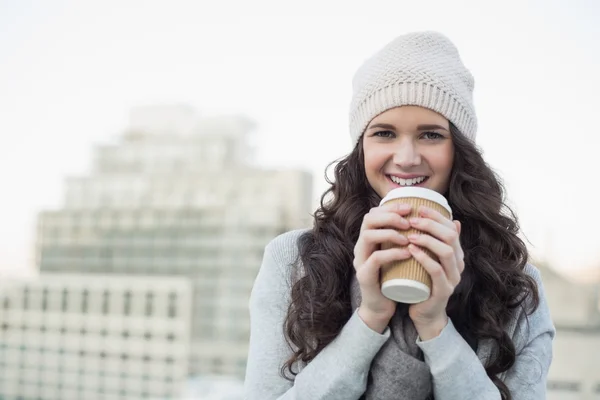 Lachende mooie brunette met koffie — Stockfoto