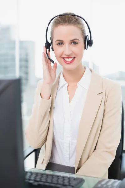 Alegre bonita agente vestindo fone de ouvido lidar com o cliente — Fotografia de Stock