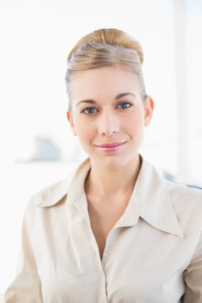 Verführerische junge blonde Geschäftsfrau blickt in die Kamera — Stockfoto