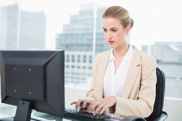 Koncentruje się ładna kobieta pracując na komputerze — Zdjęcie stockowe