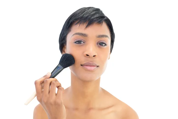 Güzel siyah saçlı kadının yanaklarının üzerinde toz uygulamak — Stok fotoğraf