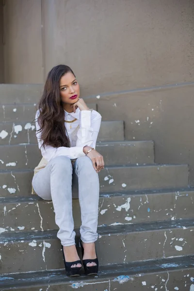 Attractive woman with red lips sitting on stairs — Stock Photo, Image