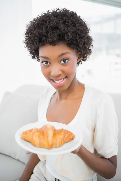 Feliz linda morena tendo croissant para o café da manhã — Fotografia de Stock
