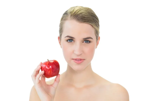 Atraktivní blondýnka drží červené jablko — Stock fotografie