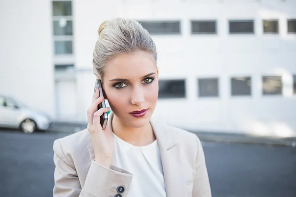 Serious elegante mujer de negocios que tiene una llamada telefónica —  Fotos de Stock