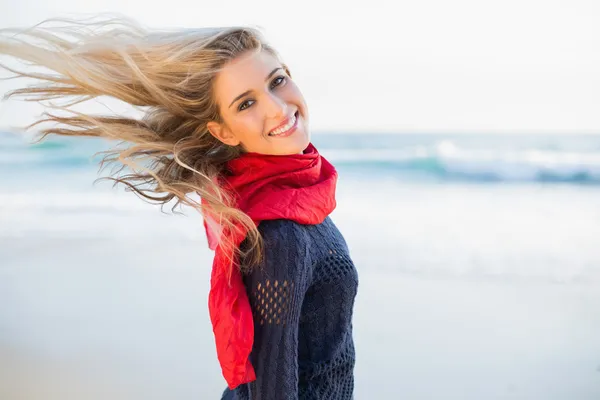 Glad sexig blondin gungade hennes hår — Stockfoto