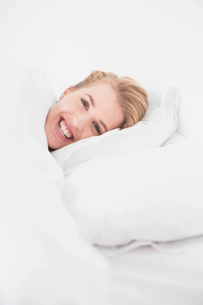 Vrolijke mooi model ontspannen in de gezellige bed — Stockfoto