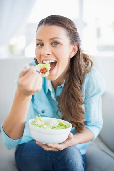 Mujer atractiva feliz comiendo ensalada saludable — Foto de Stock