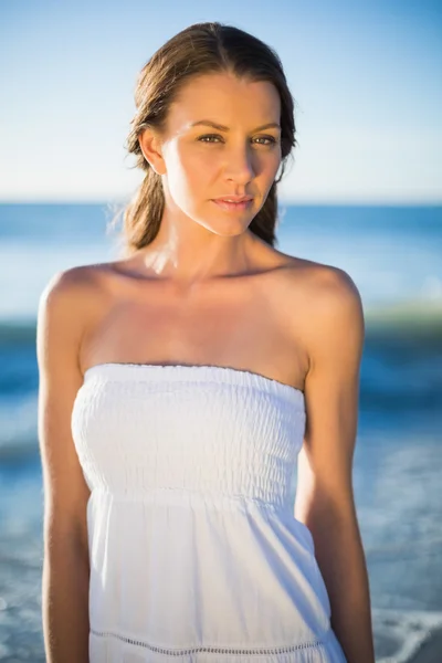 Allvarliga brunett i vit sommar klänning poserar — Stockfoto