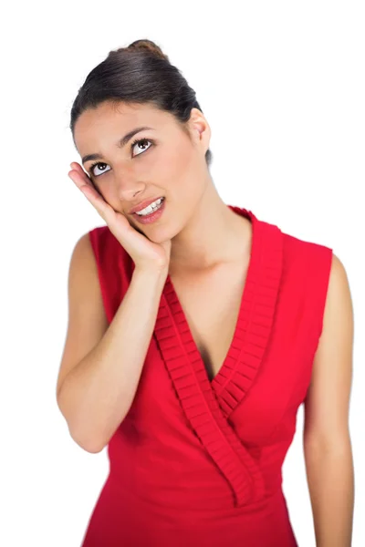 Sexig bundet korthårig brunett i röd klänning tänkande — Stockfoto