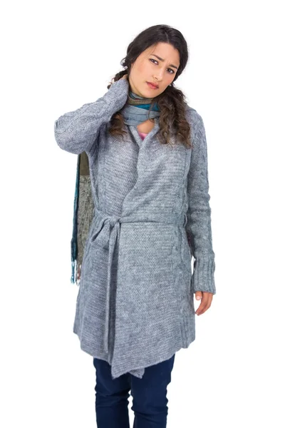 Bonita morena vistiendo ropa de invierno tocando su doloroso cuello —  Fotos de Stock