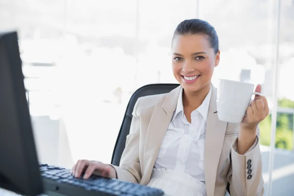 Sorrindo sofisticada empresária segurando café — Fotografia de Stock