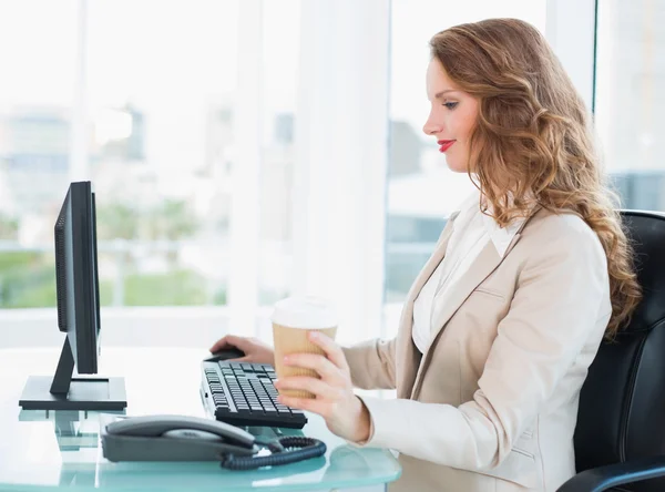 Bilgisayarı kullanmaya konsantre güzel iş kadını — Stok fotoğraf