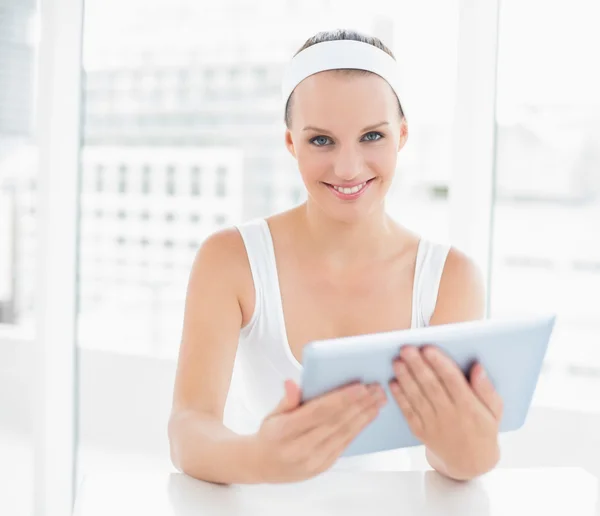 Glad söt idrottskvinna innehar en TabletPC — Stockfoto