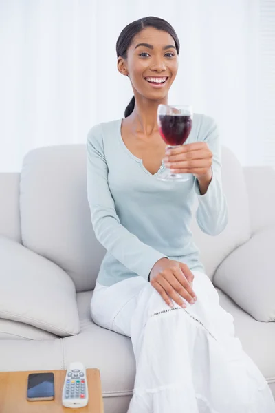 Femme attrayante souriante tenant un verre de vin rouge — Photo