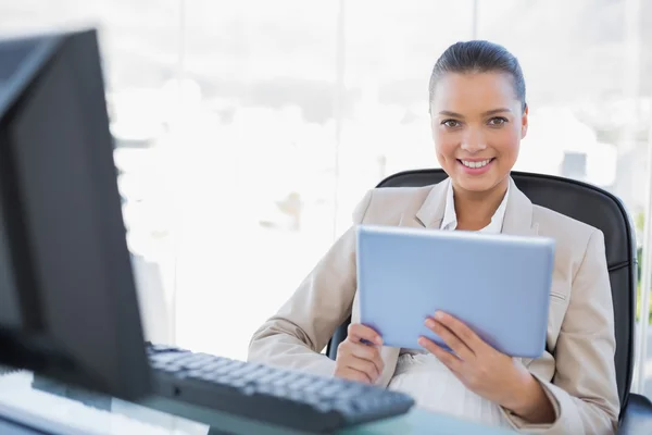 Wesoły wyrafinowane bizneswoman gospodarstwa komputera typu tablet — Zdjęcie stockowe