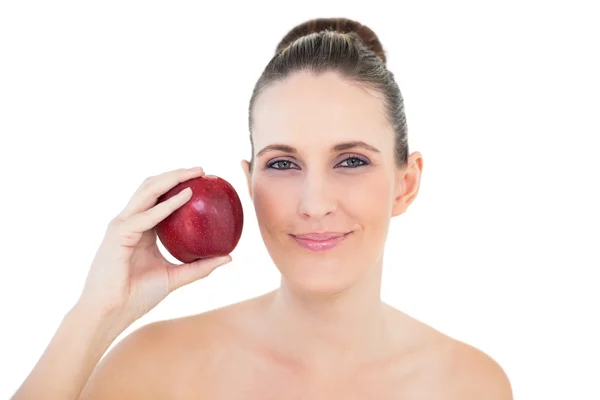 Lachende vrouw met rode appel camera kijken — Stockfoto