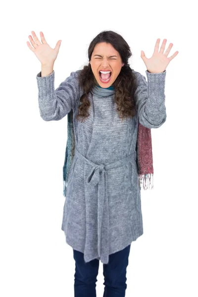 Wütendes hübsches Model mit Winterkleidung schreit — Stockfoto