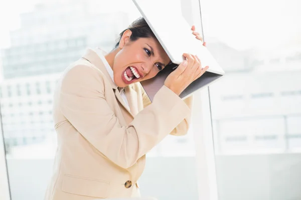 Loca mujer de negocios golpeando cabeza apagado portátil —  Fotos de Stock
